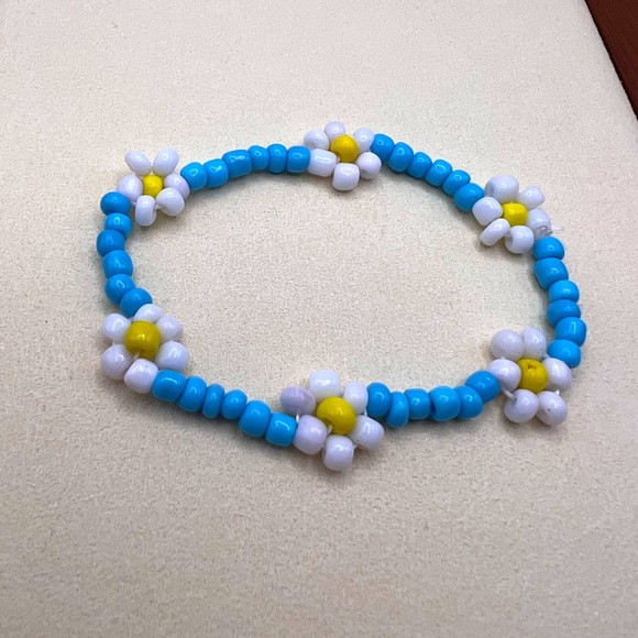 Handmade beaded flowers bracelet - Picture 2 of 3